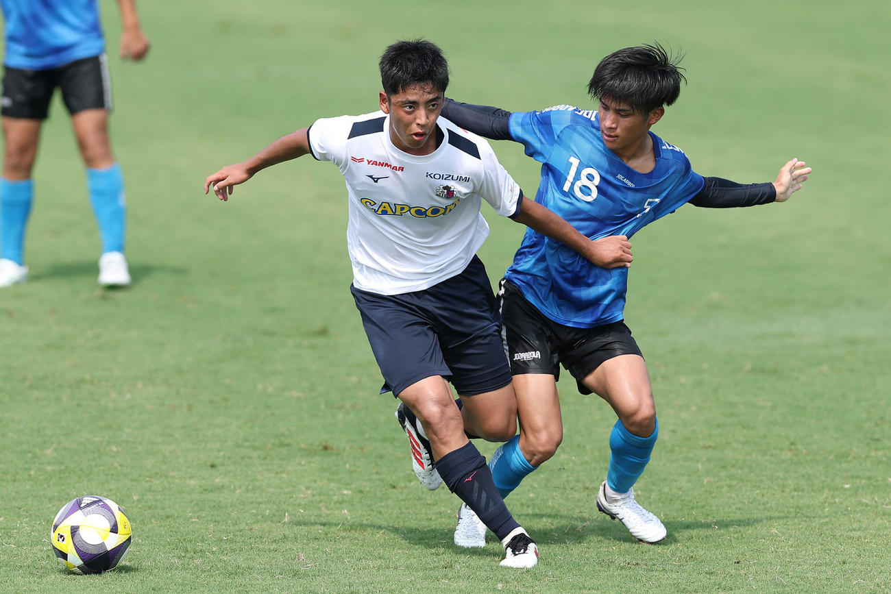 練習試合に先発出場し、ボールをキープするC大阪久保（左）（撮影・前田充）