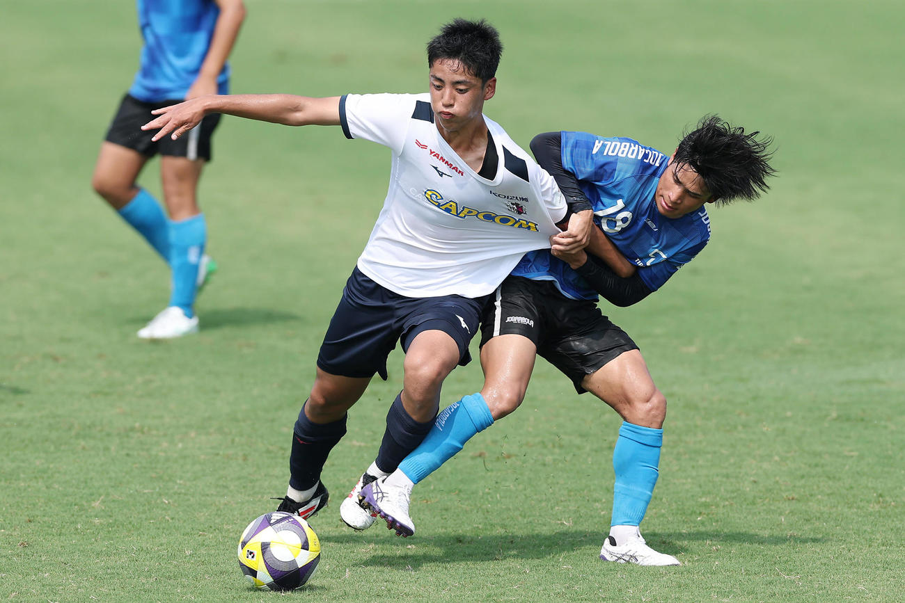 練習試合に先発出場し、ボールをキープするC大阪久保（左）（撮影・前田充）