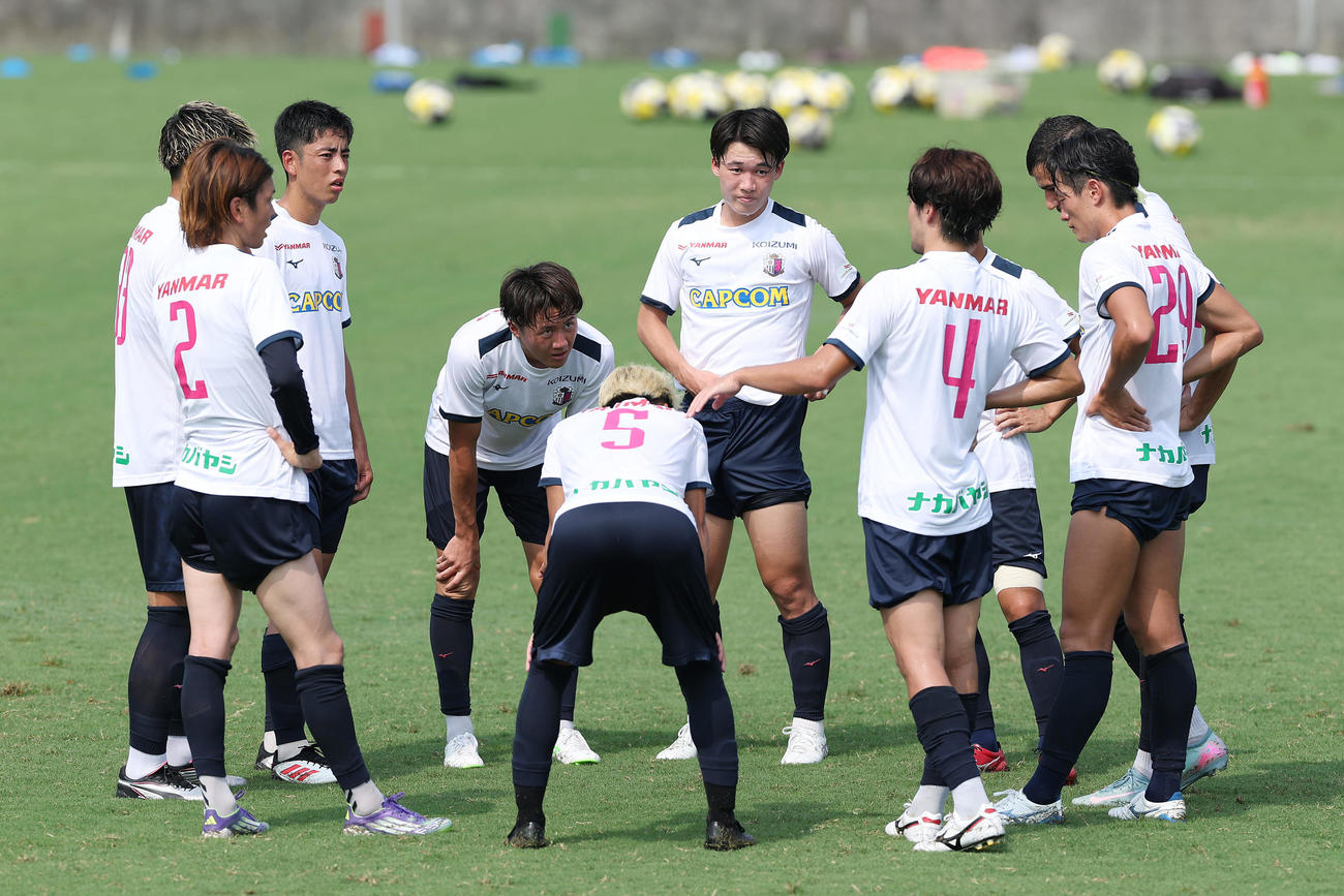 練習試合に先発出場したC大阪久保（左から3人目）ら（撮影・前田充）