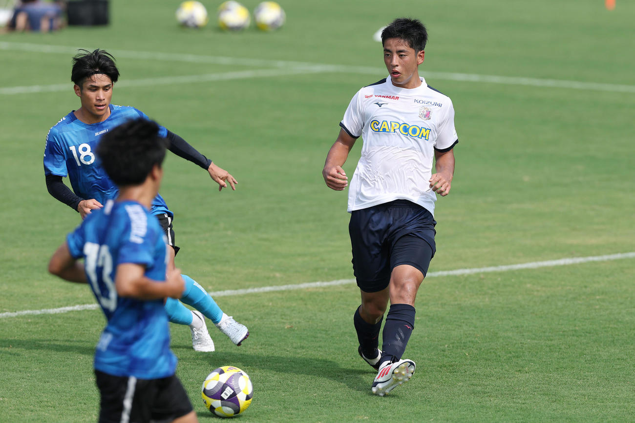 練習試合に先発出場し、パスを出すC大阪久保（右）（撮影・前田充）