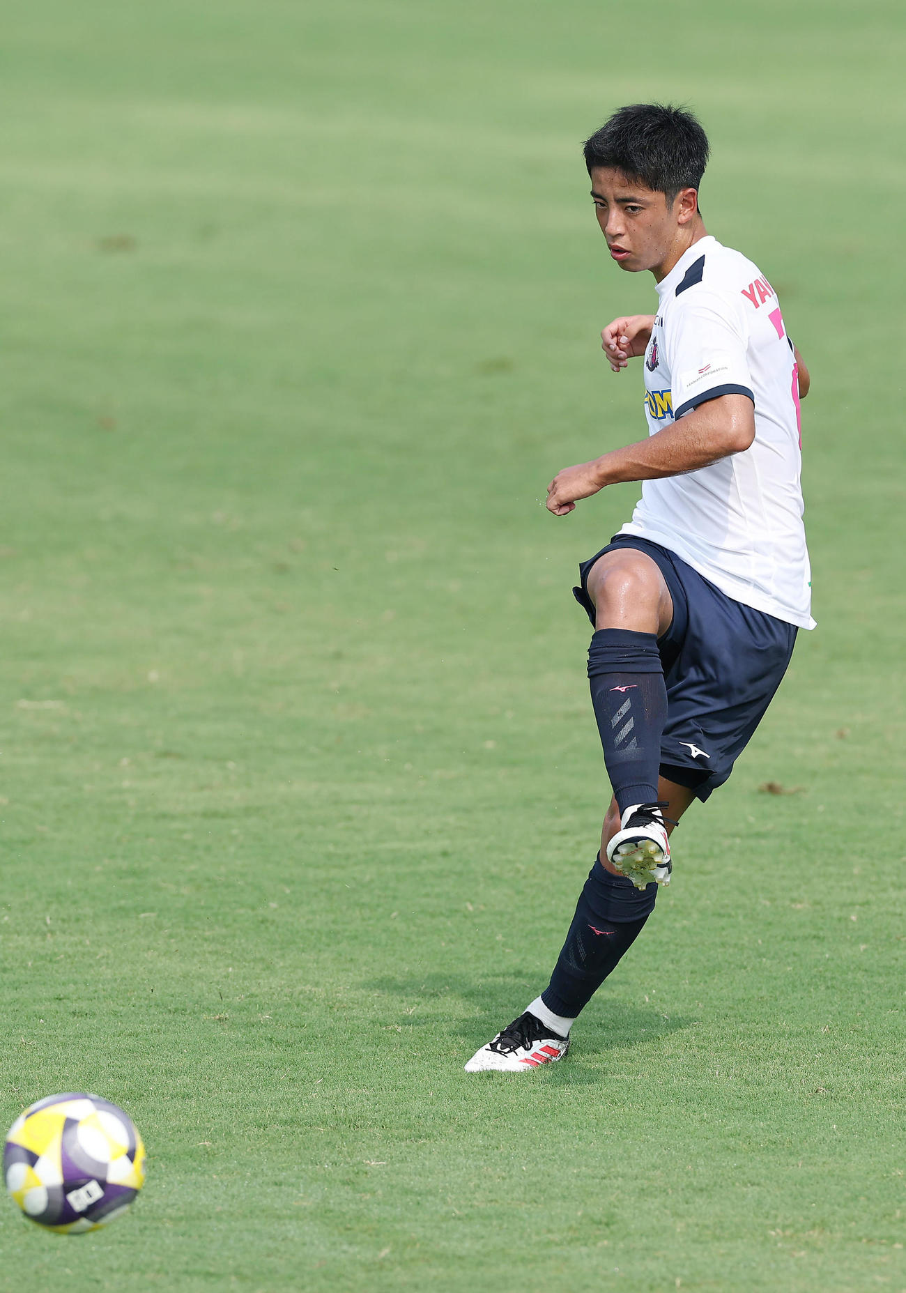 練習試合に先発出場し、パスを出すC大阪久保（撮影・前田充）