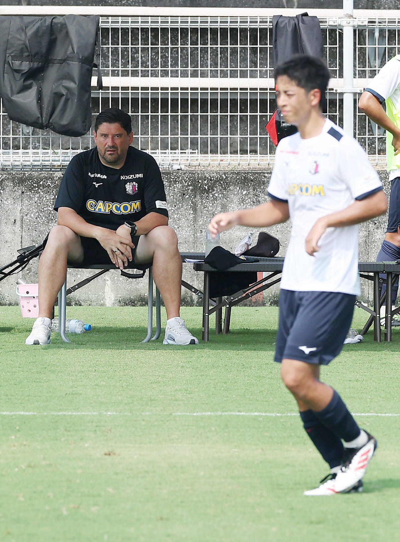 練習試合に先発出場したC大阪久保（右）らのプレーを見守るパパス監督（撮影・前田充）
