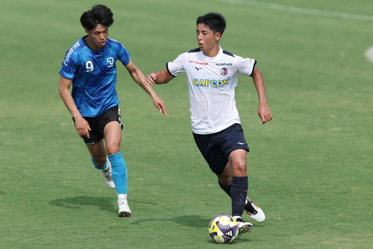 練習試合に先発出場し、ボールを運ぶC大阪久保（撮影・前田充）