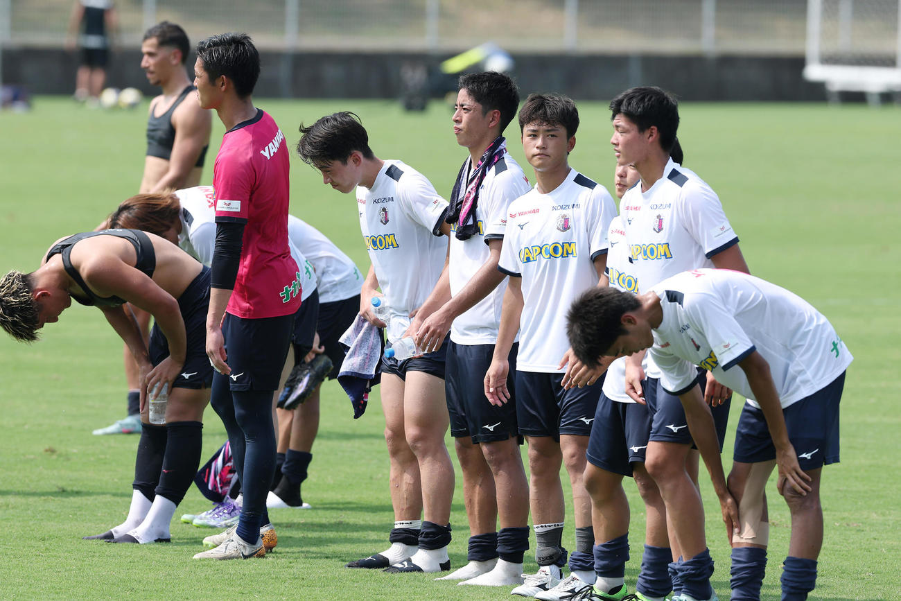 練習試合を終え、ファンにあいさつするC大阪久保（中央）ら（撮影・前田充）
