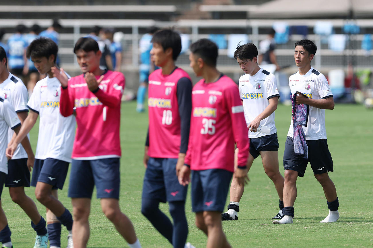 練習試合を終え、ファンへのあいさつに向かうC大阪久保（右端）ら（撮影・前田充）