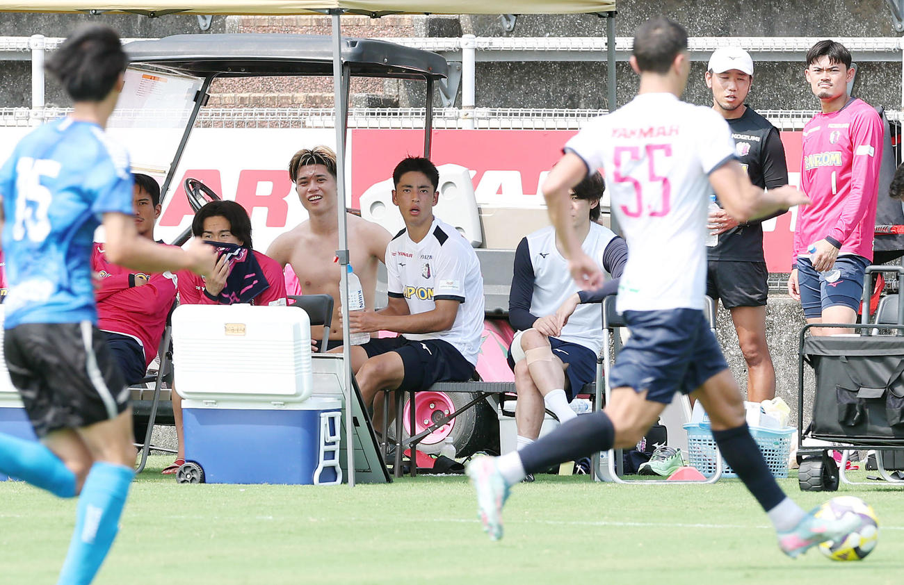 練習試合で途中交代し、ベンチから試合を見つめるC大阪久保（中央）ら（撮影・前田充）
