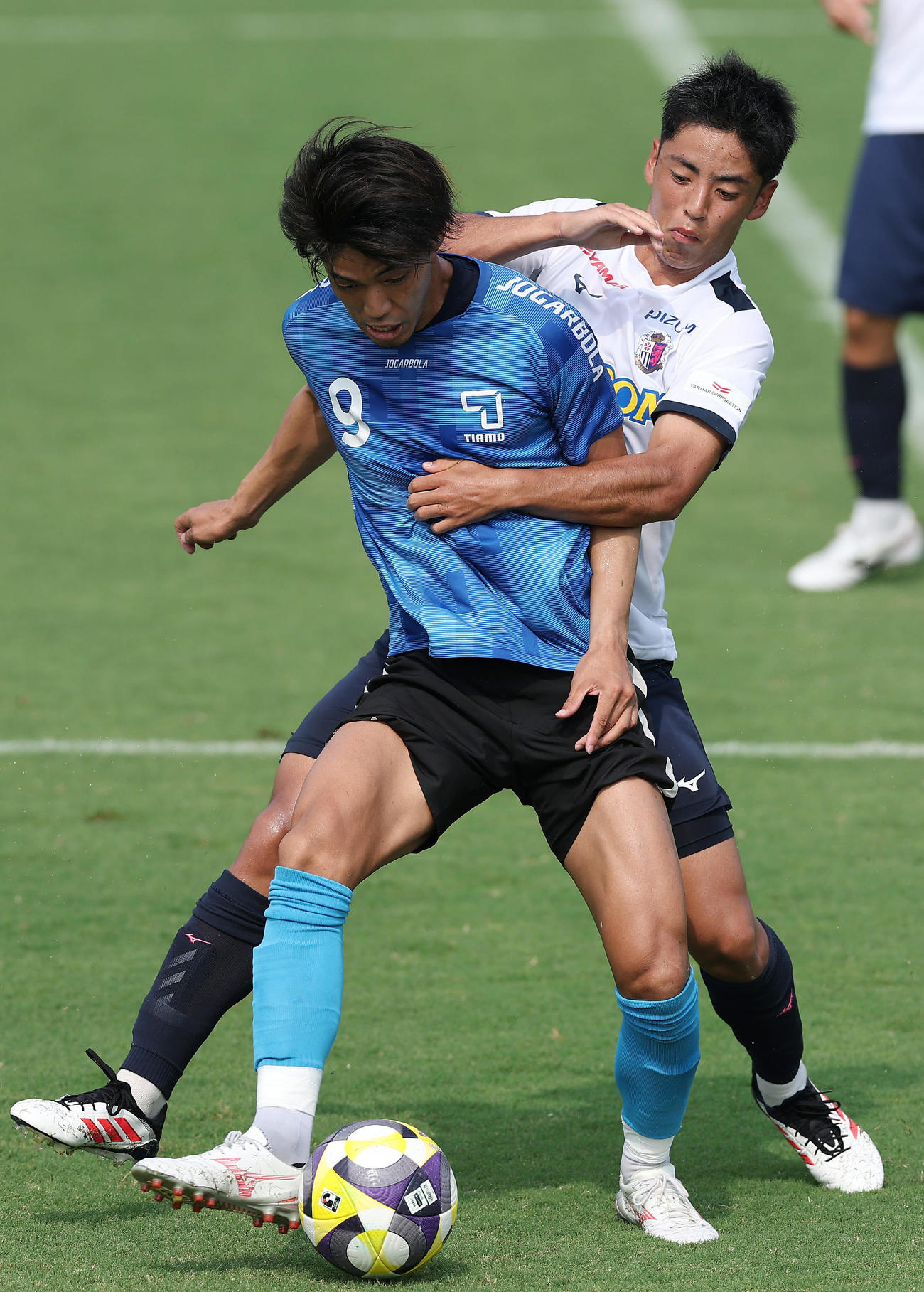 練習試合に先発出場し、ボールを奪いにいくC大阪久保（右）（撮影・前田充）