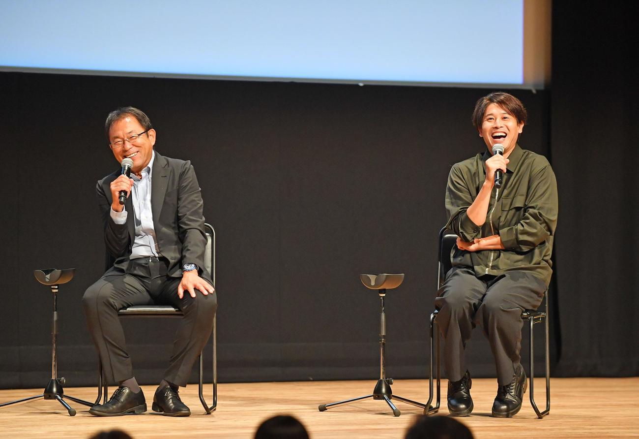 トークショーで会場を盛り上げた清水の反町GM（左）と内田氏