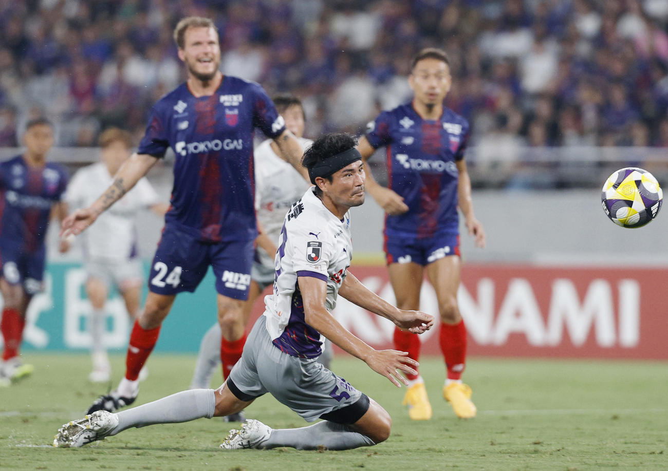 FC東京―京都　前半、ヘディングでチーム3点目のゴールを決める京都・鈴木（手前）