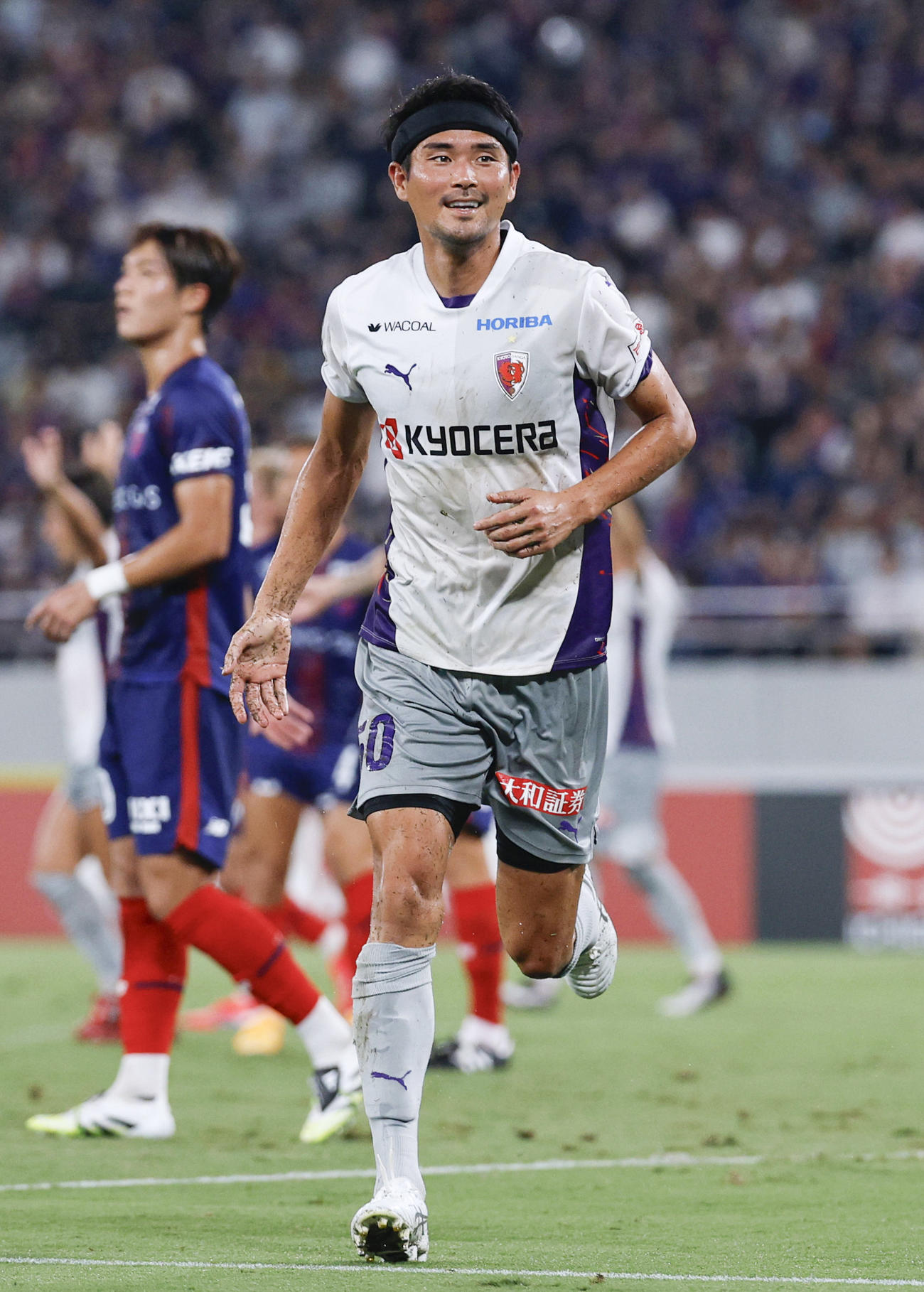 FC東京―京都　前半、チーム3点目のゴールを決め、駆け出す京都・鈴木
