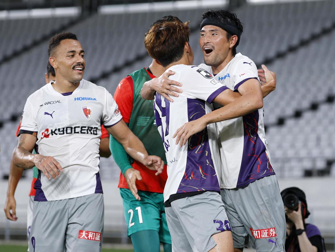 FC東京―京都　前半、チーム3点目のゴールを決め、祝福される京都・鈴木（右）