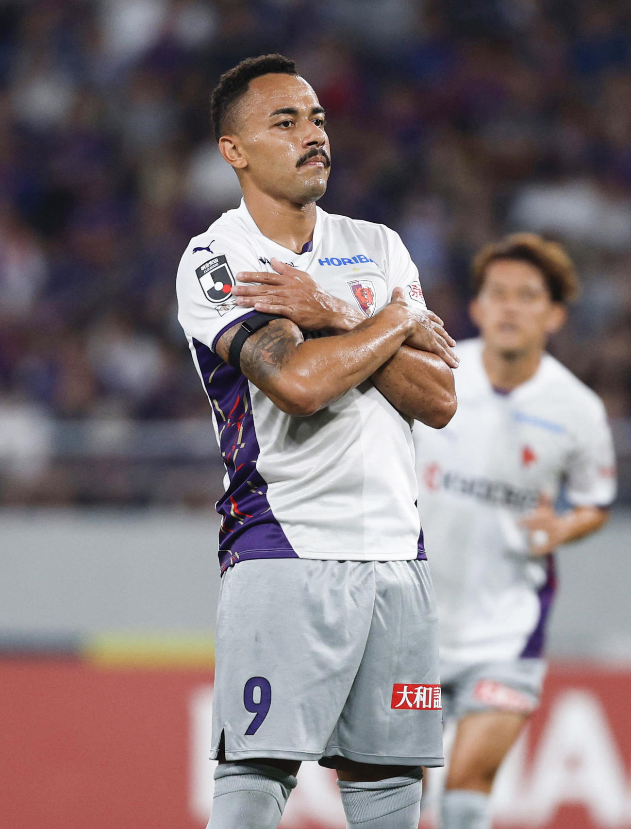 FC東京―京都　前半、自身2点目となるPKを決め、ポーズをとる京都・ラファエルエリアス(共同)