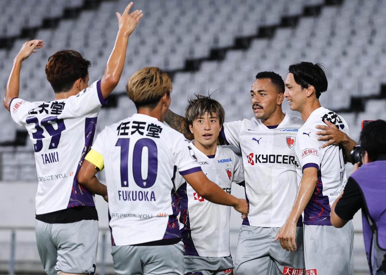 FC東京―京都　前半、先制PKを決め、祝福される京都・ラファエルエリアス（右から2人目）