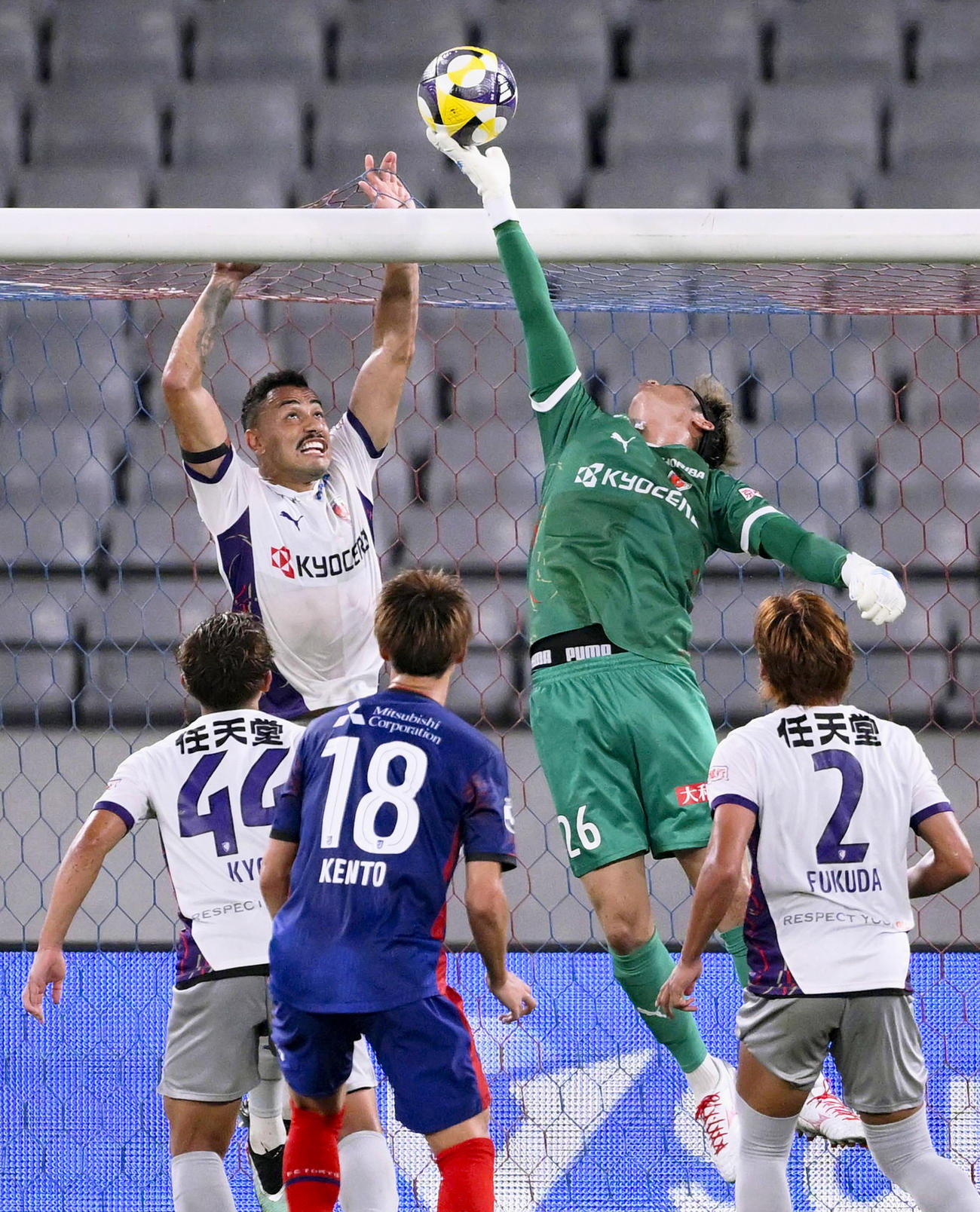 FC東京―京都　後半、セーブする京都・GK太田（右から2人目）(共同)