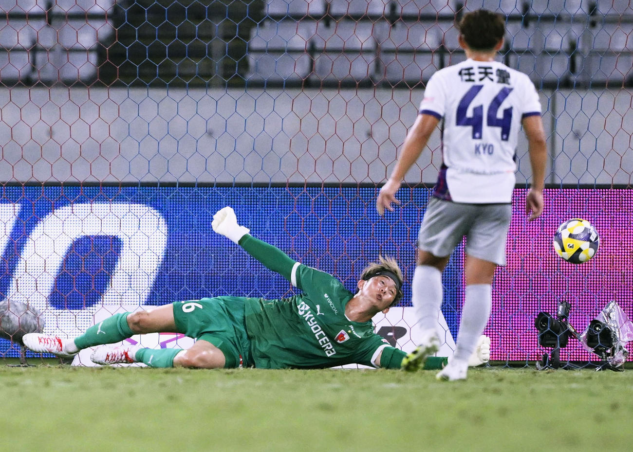 FC東京―京都　後半、セーブする京都・GK太田(共同)