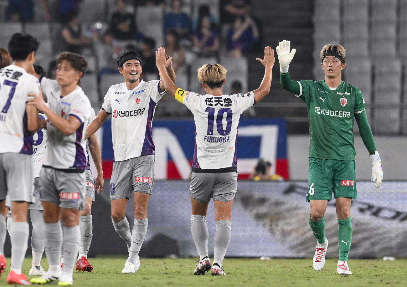 FC東京対京都　FC東京に快勝し、タッチを交わすGK太田（右端）ら京都イレブン（共同）