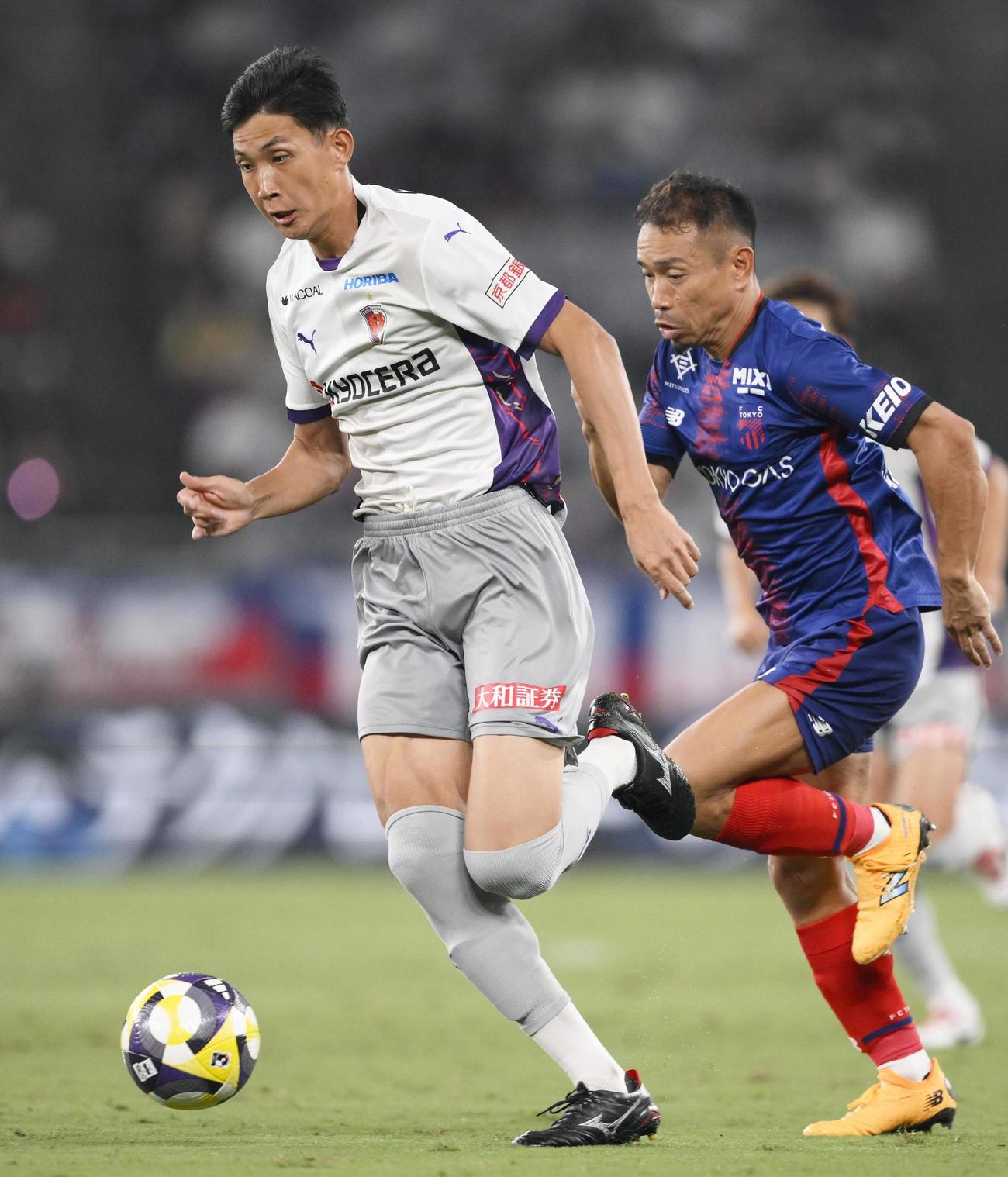 FC東京対京都　後半、ドリブルで攻め込む京都・原（左）（共同）