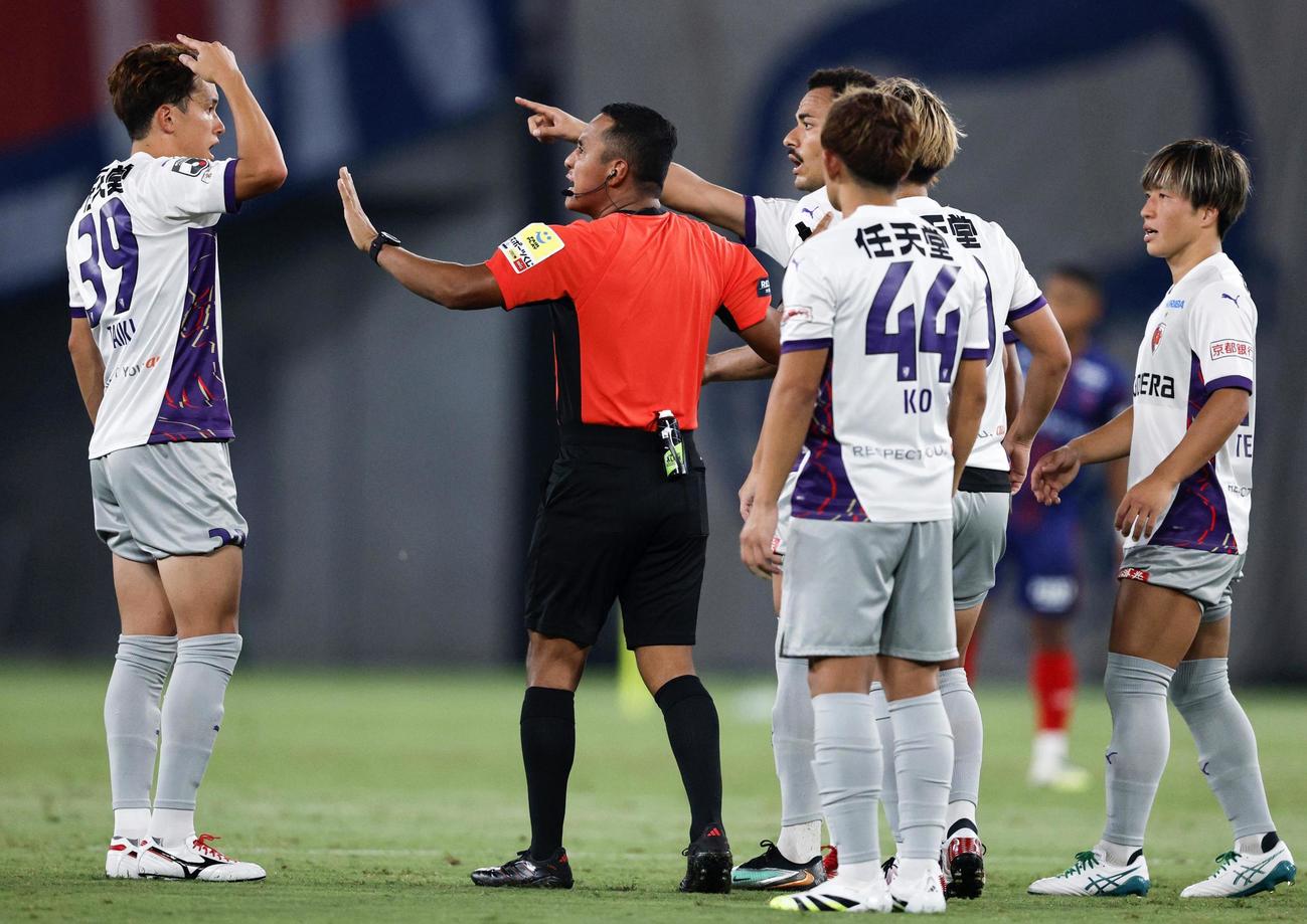 FC東京対京都　後半開始前、主審と話す京都イレブン（共同）
