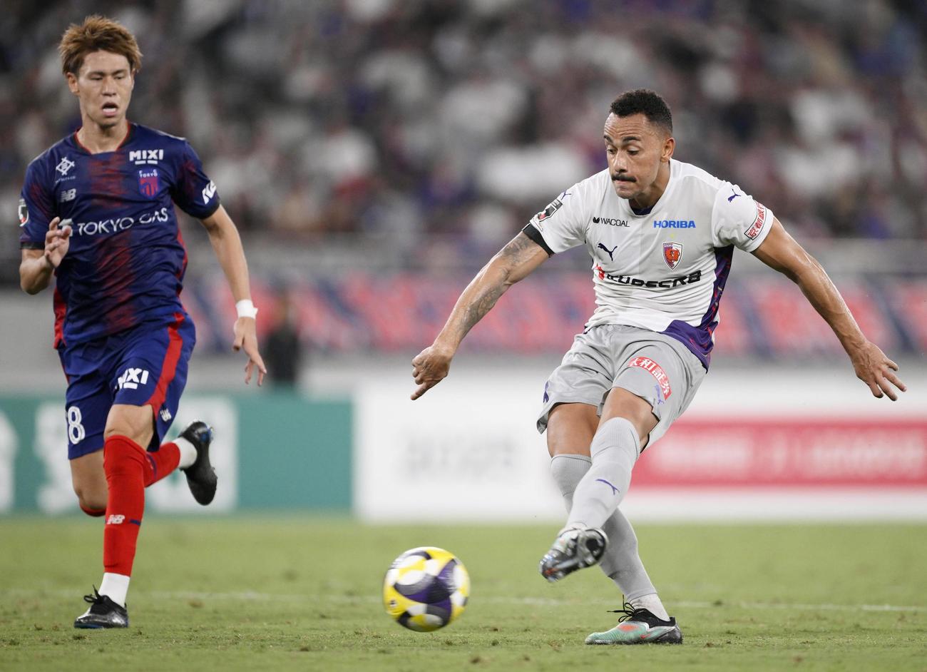 FC東京対京都　後半、ハットトリックとなるゴールを決める京都ラファエル・エリアス（右）（共同）