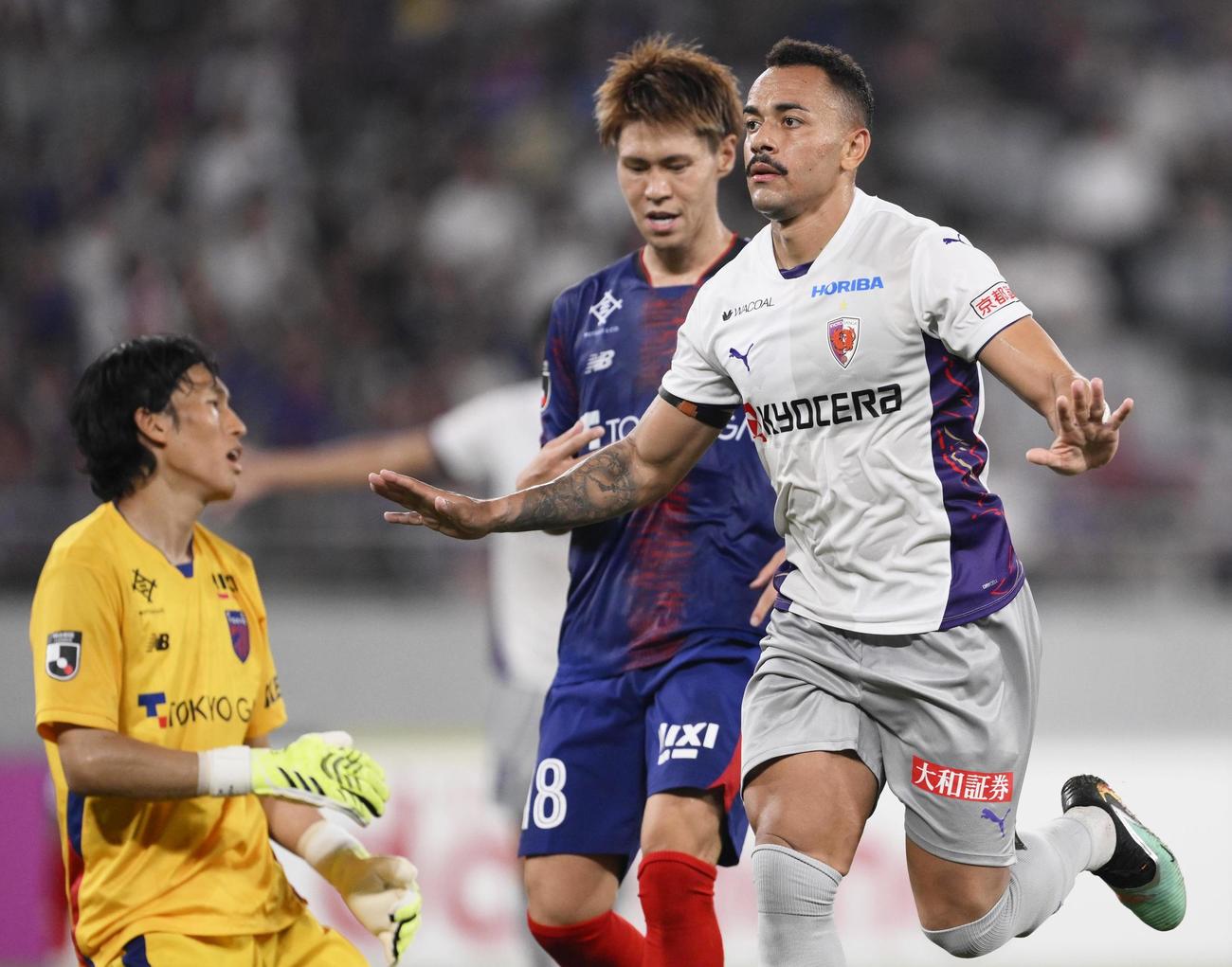 FC東京対京都　後半、ハットトリックを達成し、駆け出す京都・ラファエルエリアス（右）。GK金承奎（共同）