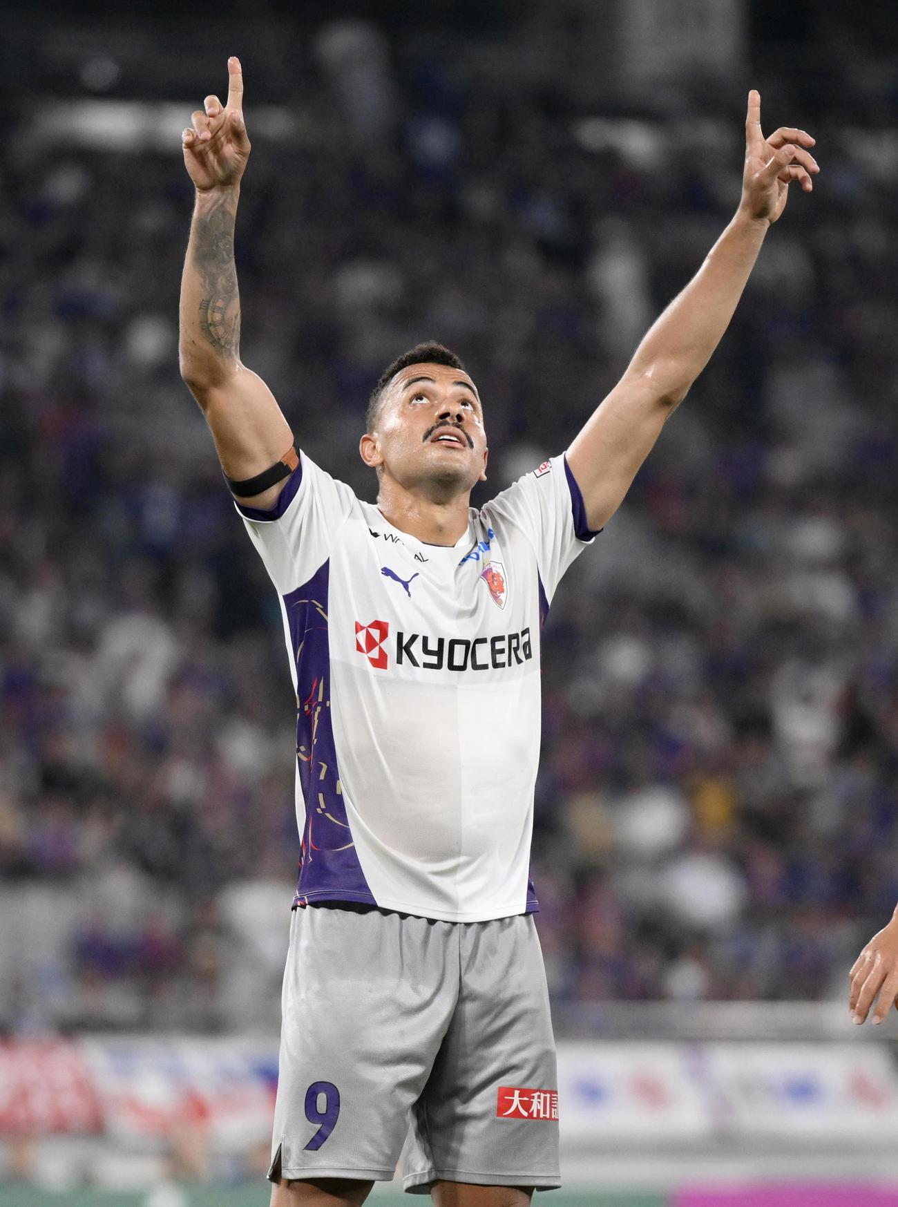 FC東京対京都　後半、ハットトリックを達成し、天を指さす京都ラファエル・エリアス（共同）