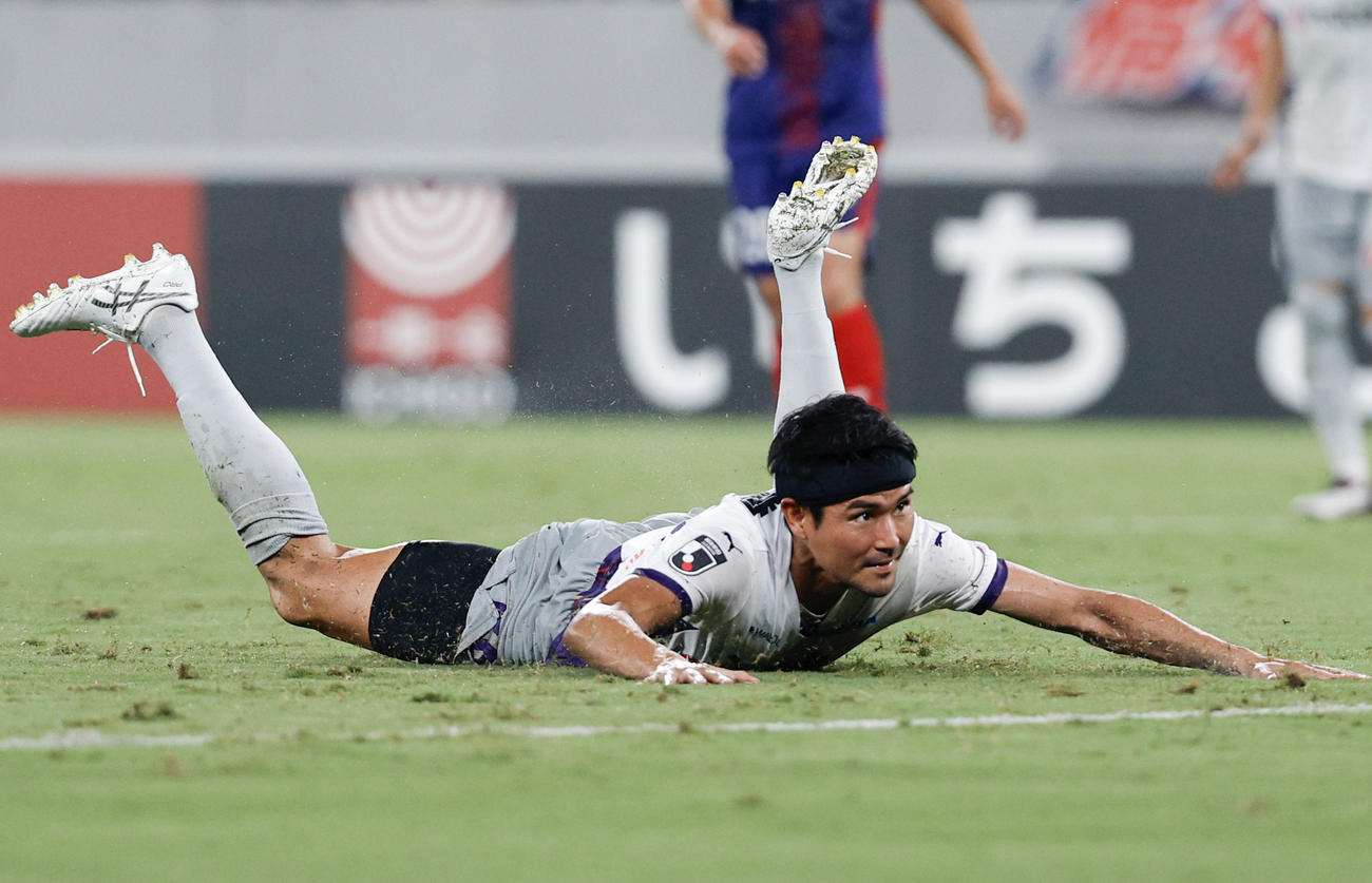 FC東京対京都　前半、ヘディングでチーム3点目のゴールを決める京都・鈴木（共同）