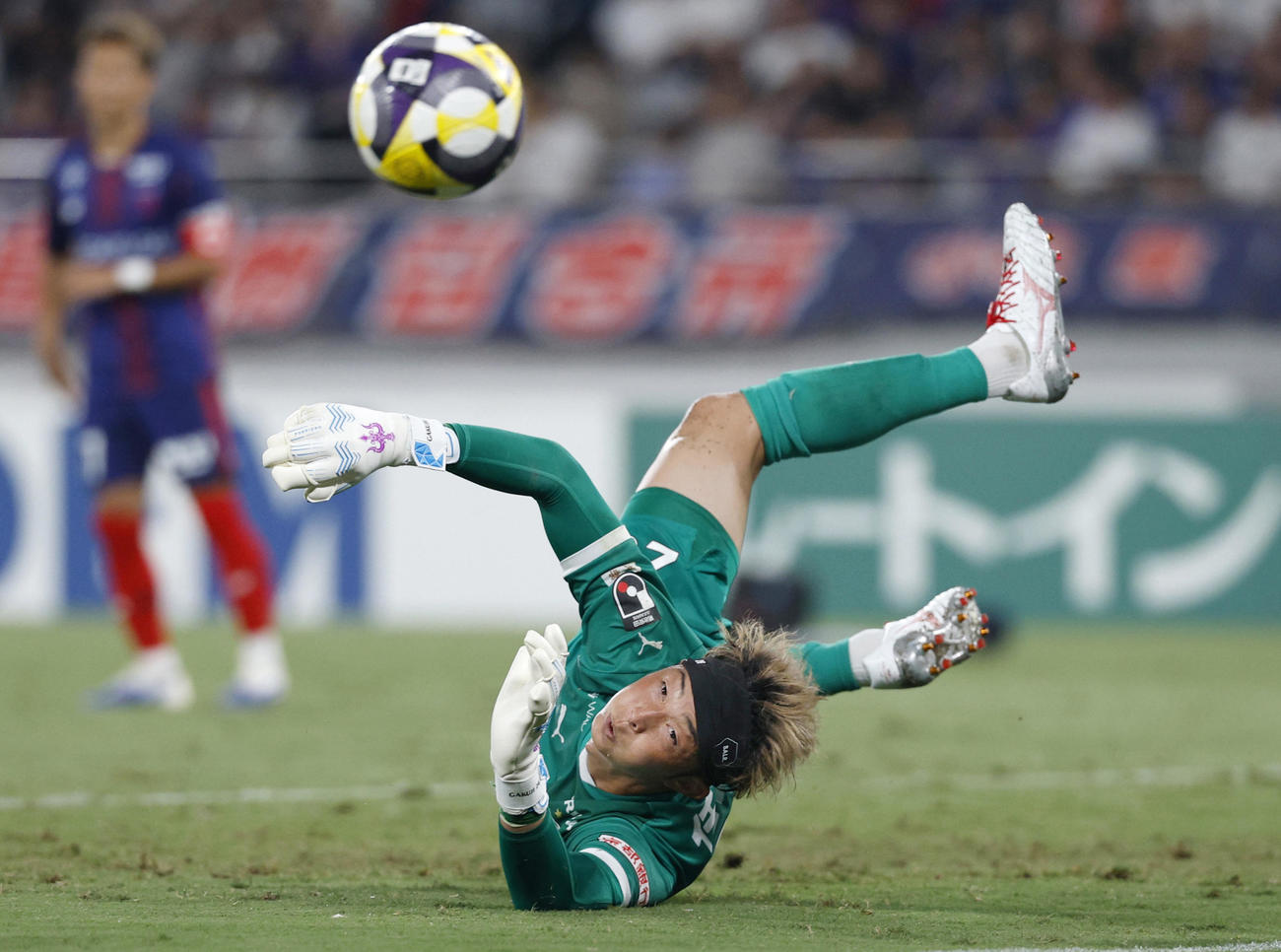 FC東京対京都　後半、セーブする京都・GK太田（共同）