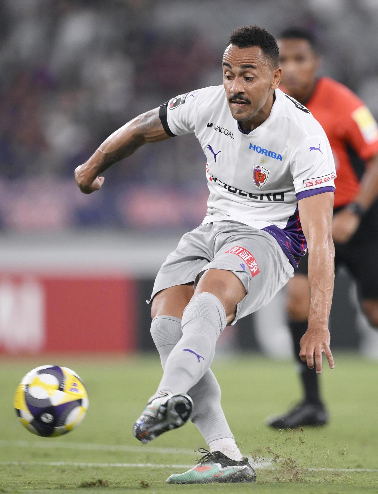 FC東京対京都　後半、ゴールを狙う京都・ラファエルエリアス（共同）