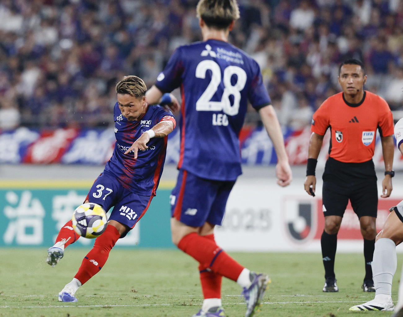 FC東京―京都　後半、ゴールを狙うFC東京・小泉（左）(共同)
