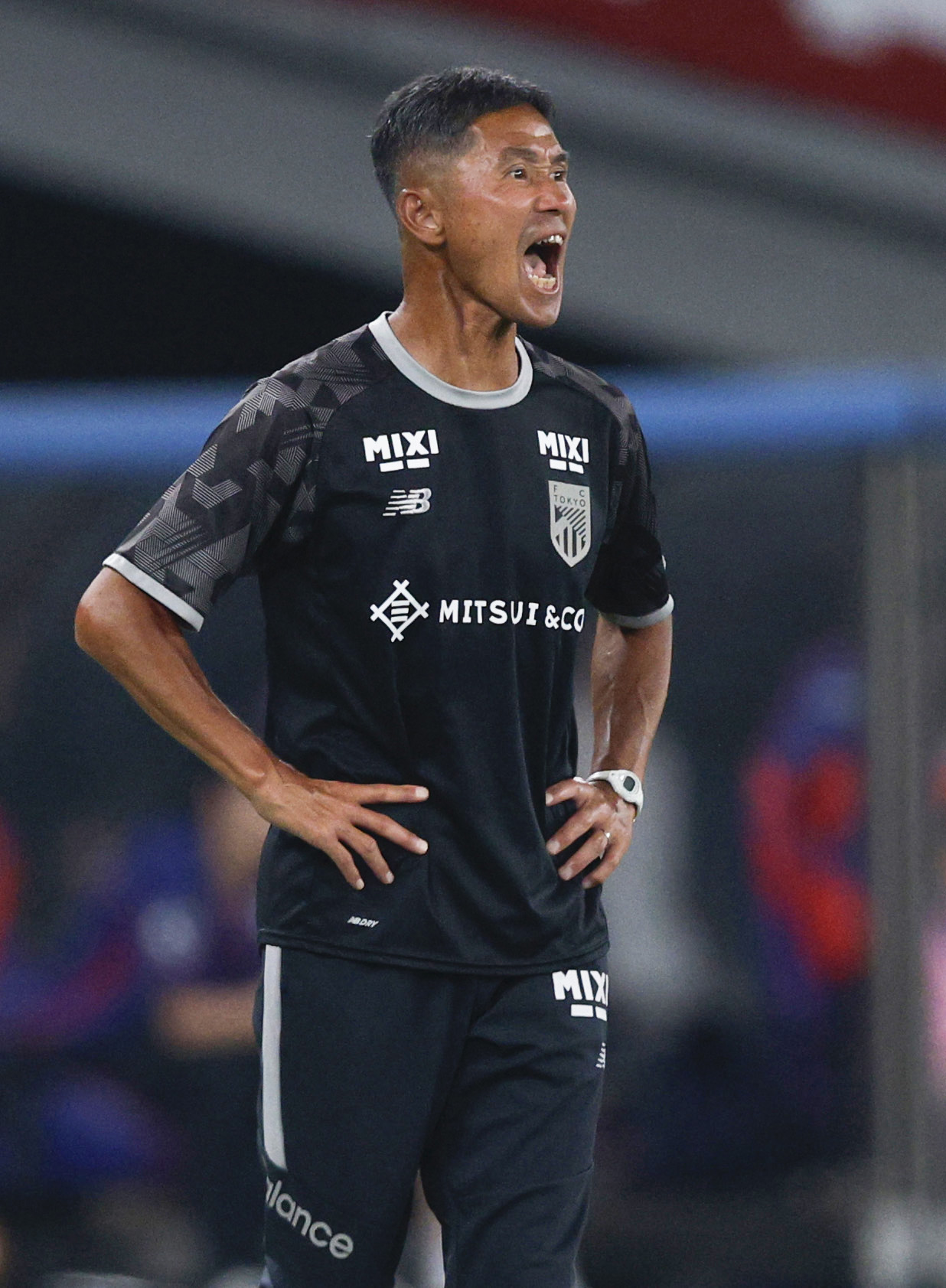 FC東京―京都　前半、指示を出すFC東京・松橋監督（共同）