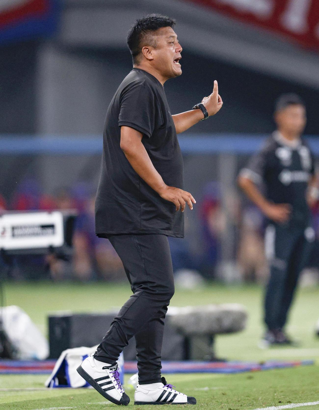 FC東京―京都　後半、指示を出す京都・曺貴裁監督（共同）