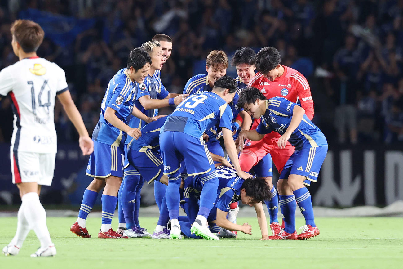 町田対鹿島　後半、ゴールを決めチームメートに祝福される町田下田（下）（撮影・宮地輝）