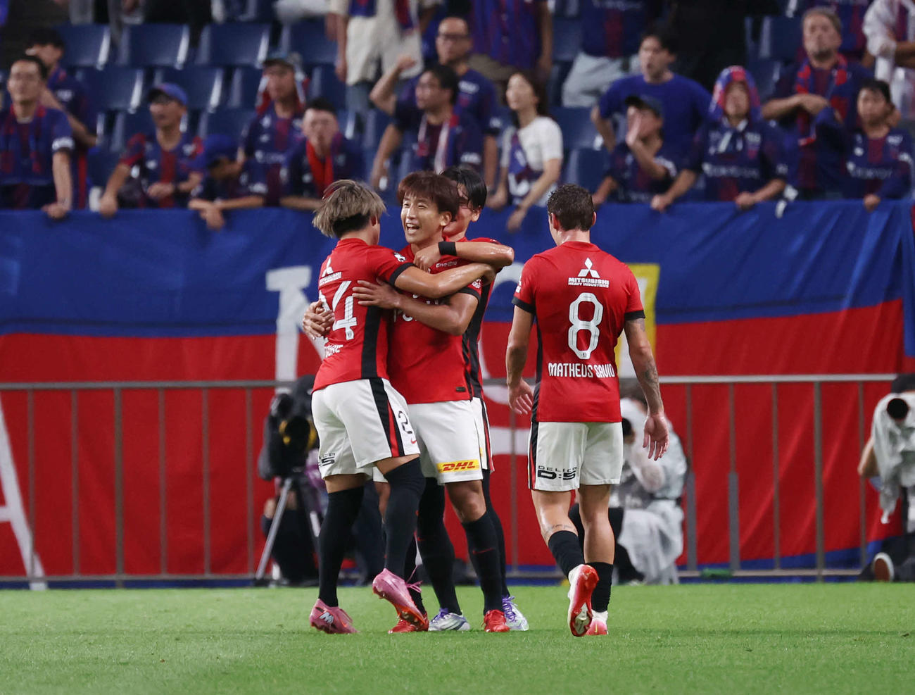 浦和対東京FC　前半、ゴールを決めた金子（左から2番目）に抱きつく浦和メンバー（撮影・増田悦実）