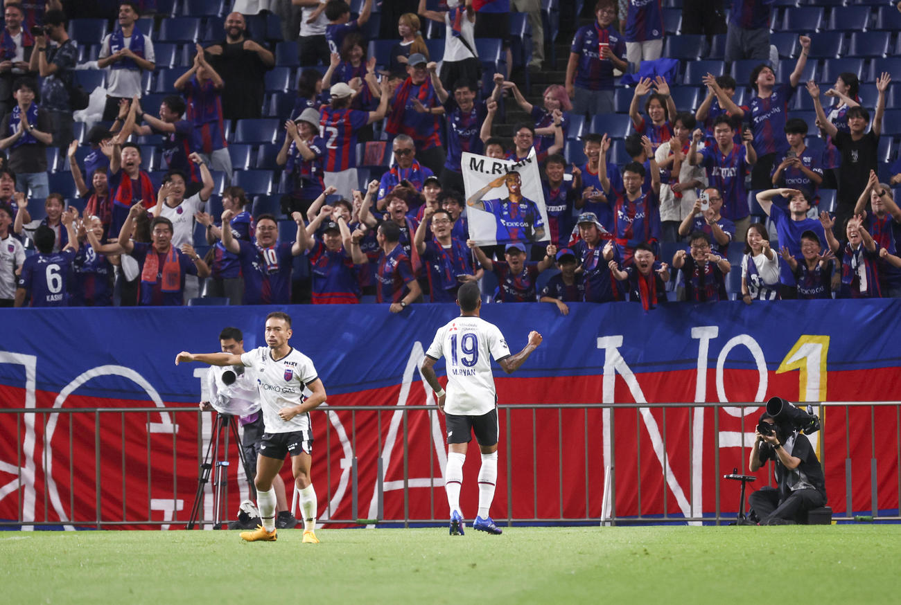 浦和対東京FC　後半、ゴールを決め喜ぶマルセロ・ヒアン（右）とガッツポーズをする長友（撮影・増田悦実）