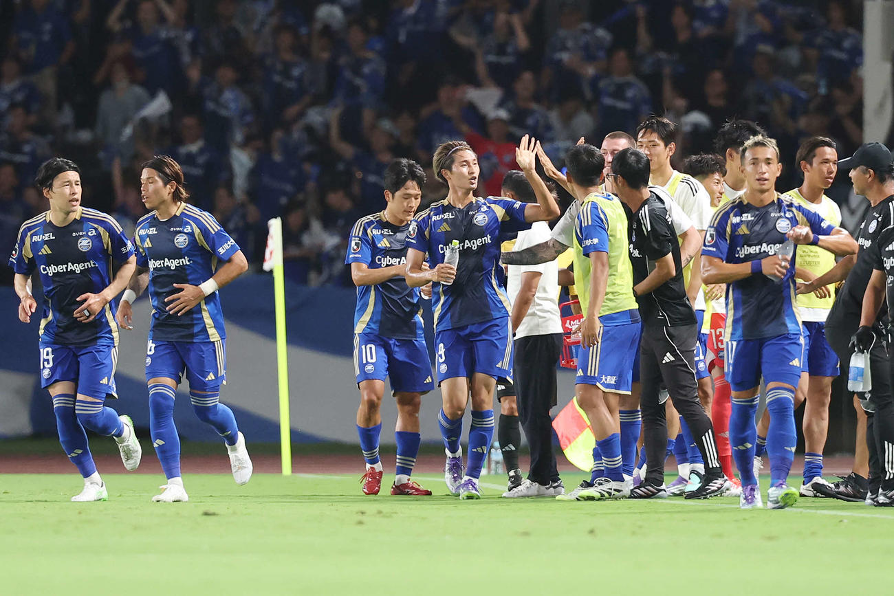 町田対鹿島　前半、ゴールを決めチームメートと喜ぶ町田藤尾（中央）（撮影・宮地輝）