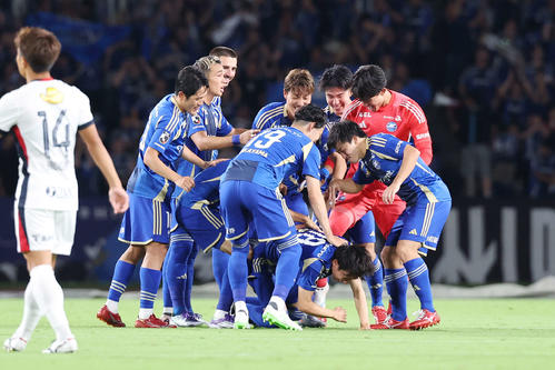 町田対鹿島　後半、ゴールを決めチームメートに祝福される町田下田（下）（撮影・宮地輝）