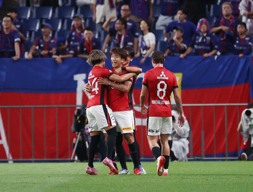 浦和対東京FC　前半、ゴールを決めた金子（左から2番目）に抱きつく浦和メンバー（撮影・増田悦実）