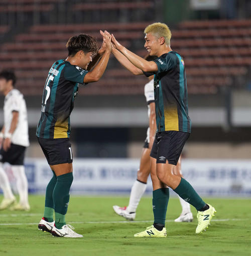相模原対神戸　前半、加藤がシュートを決めハイタッチを交わす相模原前田（左）と加藤（撮影・小島史椰）
