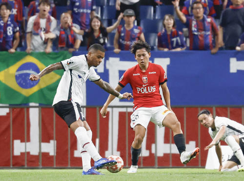 後半、ゴールを決める東京マルセロ・ヒアン（左）（共同）