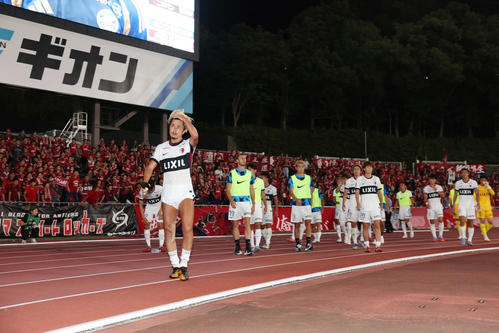 町田対鹿島　準々決勝で敗退し厳しい表情で引き揚げる鹿島鈴木ら（撮影・宮地輝）