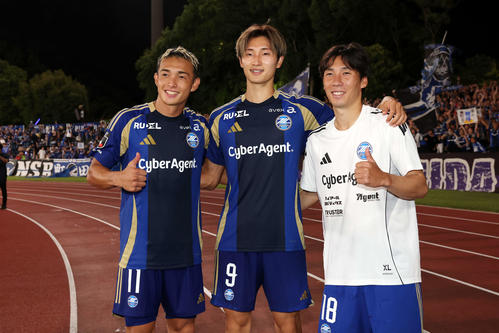 町田対鹿島　準決勝進出を決め笑顔の町田増山（左）、藤尾（中央）、下田（撮影・宮地輝）