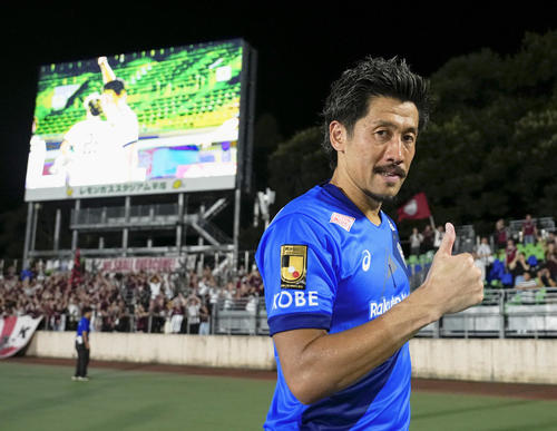 PK戦の末、相模原に勝利し、ポーズを決める神戸GK新井（共同）