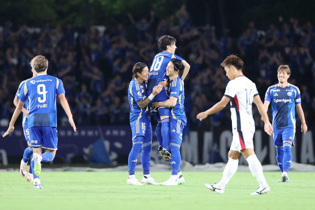 町田対鹿島　後半、ゴールを決めチームメートに祝福される町田下田（中央）（撮影・宮地輝）