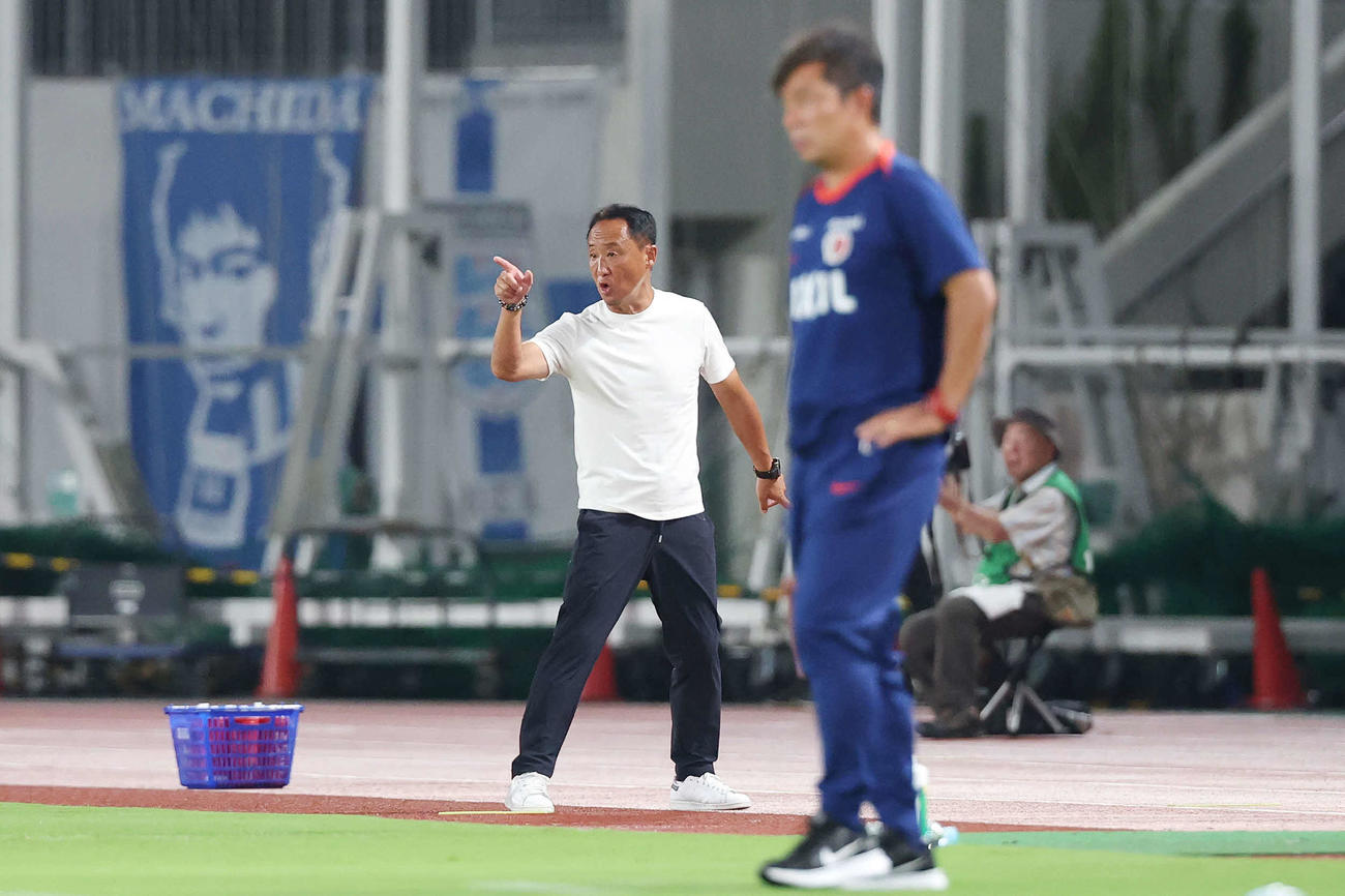町田対鹿島　前半、指示を出す町田黒田監督（撮影・宮地輝）