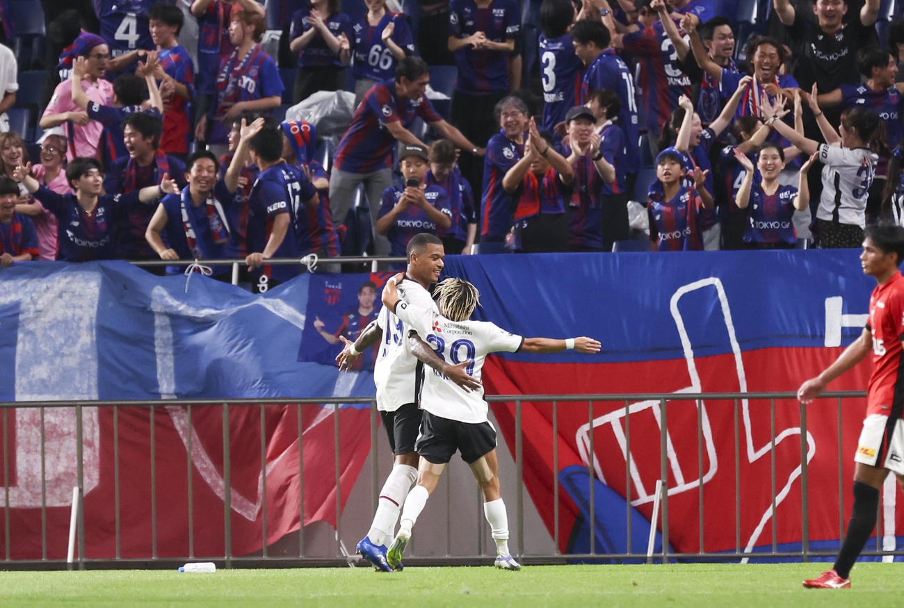 浦和対東京FC　後半、ゴールを決め喜ぶマルセロ・ヒアン（左）（撮影・増田悦実）