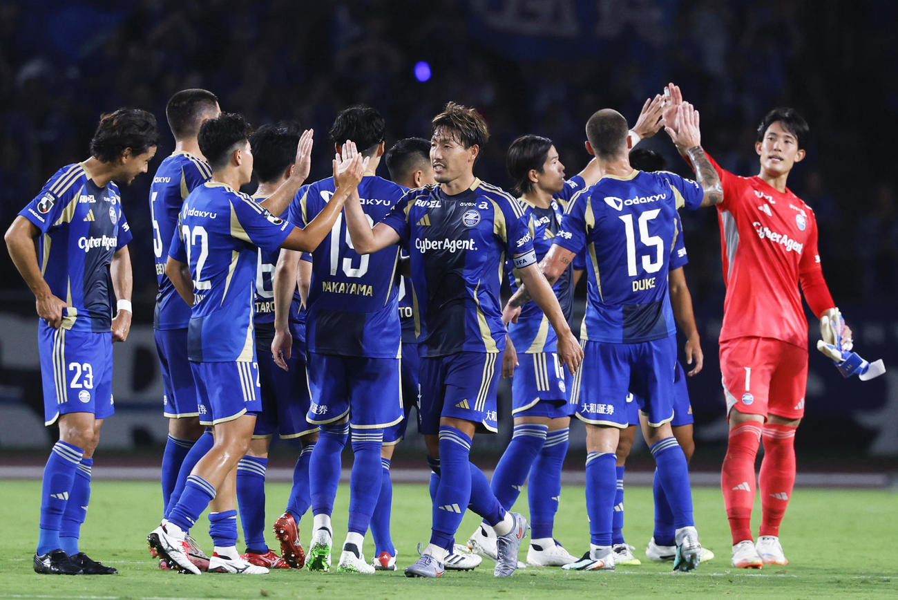 鹿島に快勝し、タッチを交わす町田イレブン（共同）