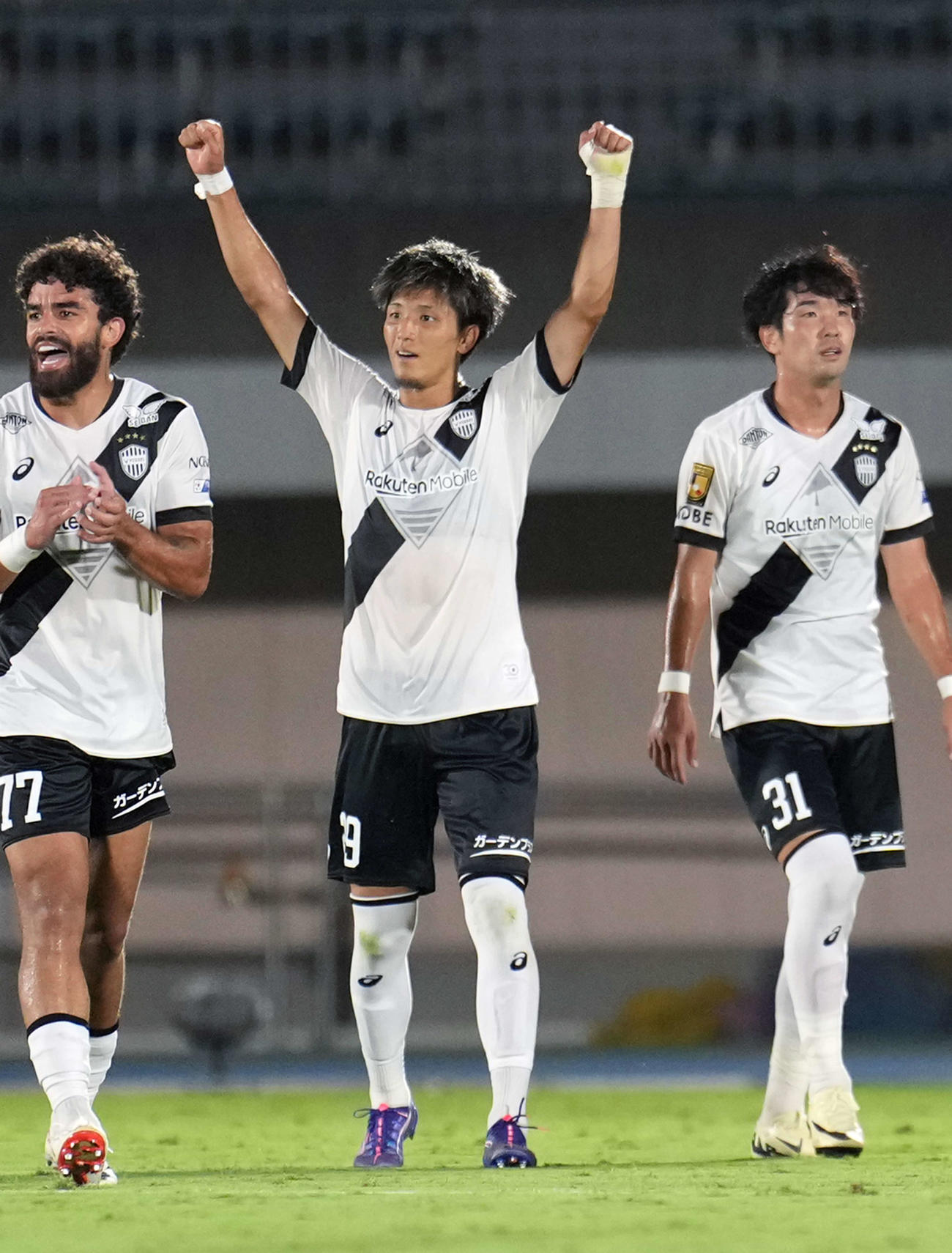 相模原対神戸　相模原対神戸　前半、同点のシュートを決めガッツポーズをする神戸小松（中央）（撮影・小島史椰）