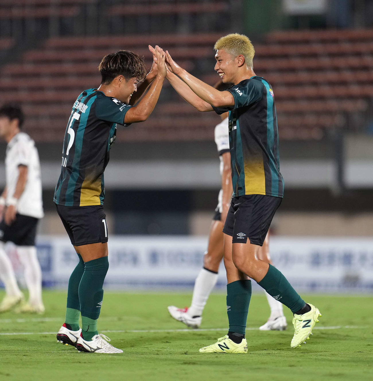 相模原対神戸　前半、加藤がシュートを決めハイタッチを交わす相模原前田（左）と加藤（撮影・小島史椰）