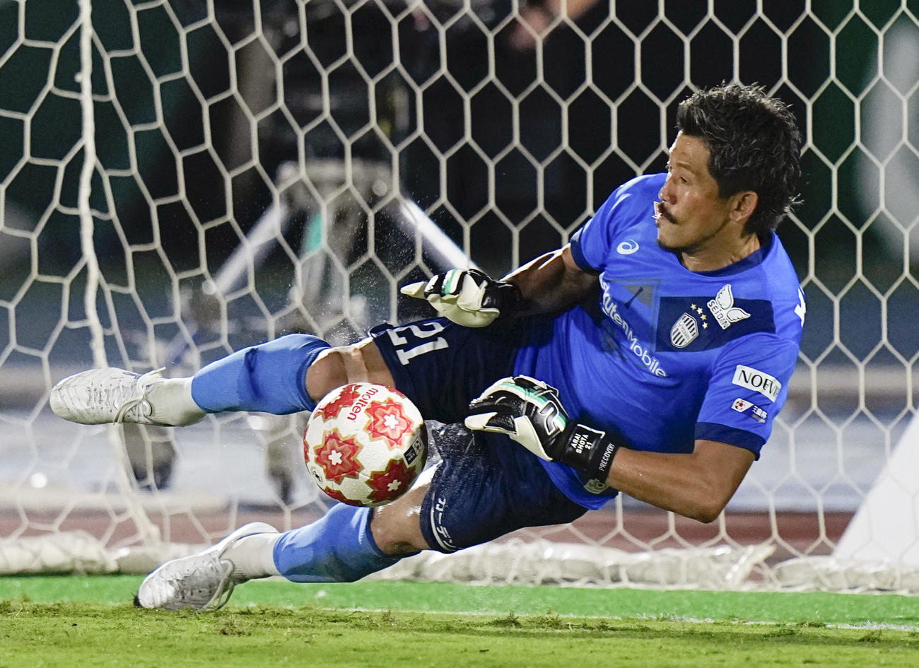 PK戦で、相模原1人目のキックを止める神戸GK新井（共同）