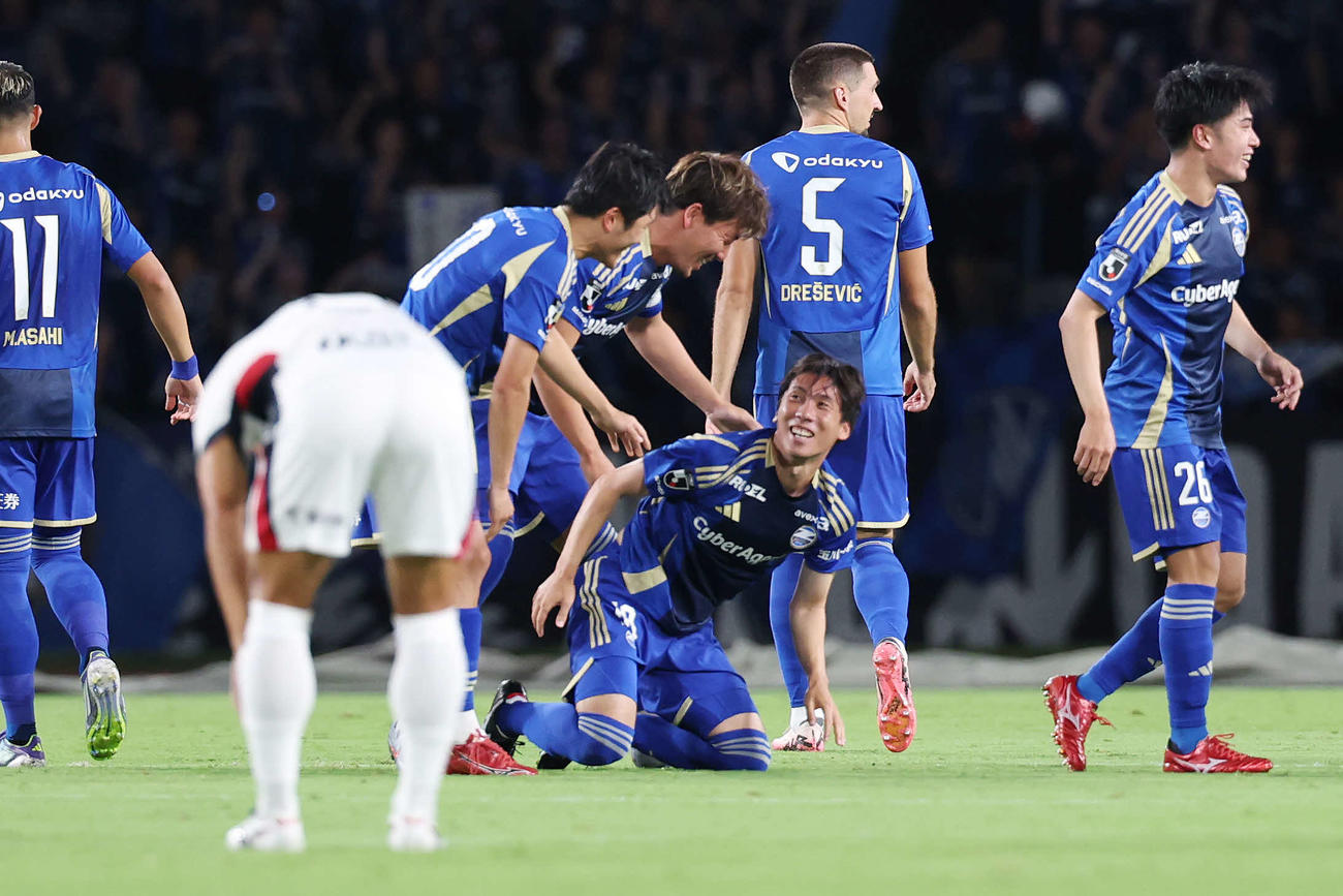 町田対鹿島　後半、ゴールを決めチームメートに祝福される町田下田（撮影・宮地輝）